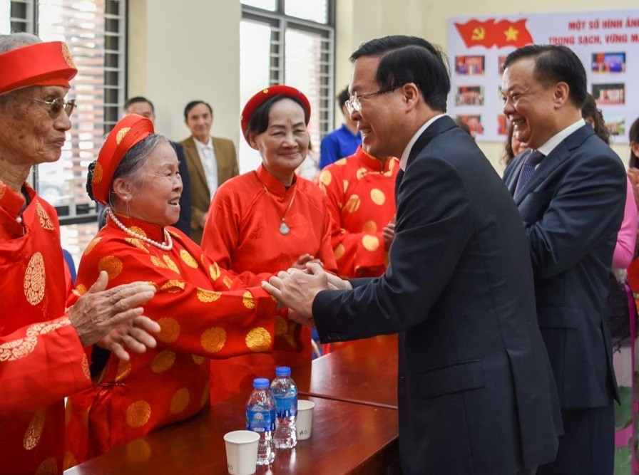 Chủ tịch nước Võ Văn Thưởng thăm hỏi các cụ cao niên. Ảnh: Quỳnh Trang Chủ tịch nước Võ Văn Thưởng thăm hỏi các cụ cao niên. Ảnh: Quỳnh Trang