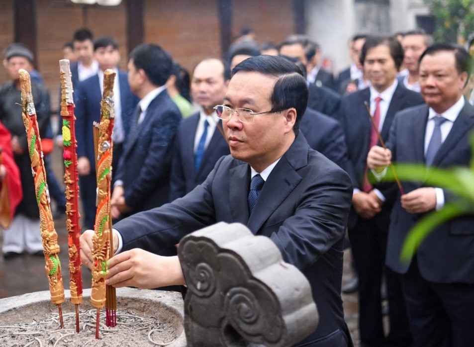 Chủ tịch nước Võ Văn Thưởng và Đoàn đại biểu dâng hương Đức Vua An Dương Vương tại Đền thờ Đức Vua trong Khu Di tích Quốc gia đặc biệt Cổ Loa. Ảnh: Quỳnh Trang Chủ tịch nước Võ Văn Thưởng và Đoàn đại biểu dâng hương Đức Vua An Dương Vương tại Đền thờ Đức Vua trong Khu Di tích Quốc gia đặc biệt Cổ Loa. Ảnh: Quỳnh Trang