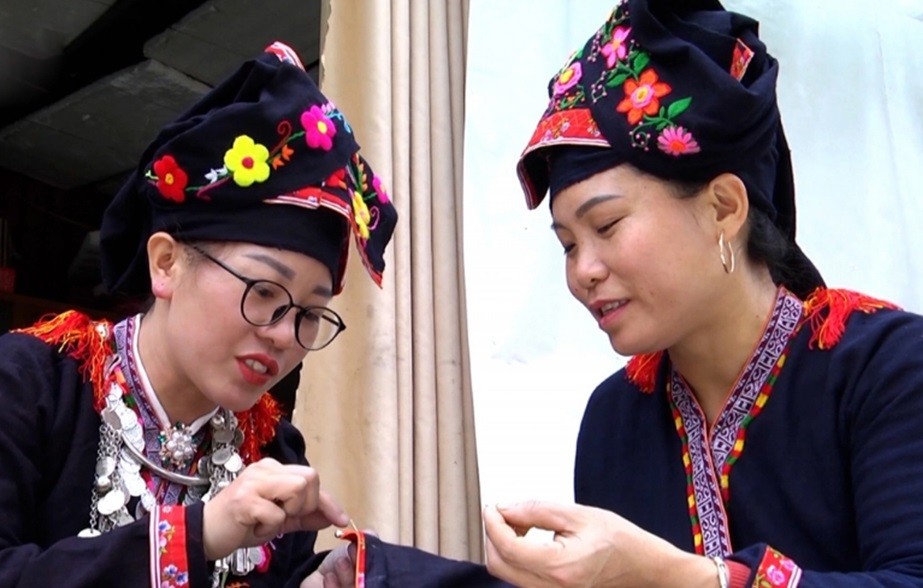 Dệt thổ cẩm là một trong những nghề truyền thống ở Yên Bái. Dệt thổ cẩm là một trong những nghề truyền thống ở Yên Bái.