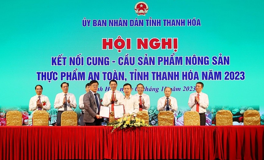 Lễ ký kết các hợp đồng cung ứng - tiêu thụ sản phẩm nông sản, thực phẩm an toàn tạo điều kiện cho các doanh nghiệp, cơ sở sản xuất, phân phối thực phẩm trong và ngoài tỉnh trưng bày, giới thiệu sản phẩm thực phẩm an toàn đến các nhà phân phối và người tiêu dùng tại các địa phương Lễ ký kết các hợp đồng cung ứng - tiêu thụ sản phẩm nông sản, thực phẩm an toàn tạo điều kiện cho các doanh nghiệp, cơ sở sản xuất, phân phối thực phẩm trong và ngoài tỉnh trưng bày, giới thiệu sản phẩm thực phẩm an toàn đến các nhà phân phối và người tiêu dùng tại các địa phương