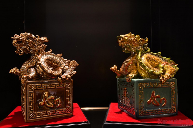 Lấy cảm hứng từ chiếc ấn Hoàng đế chi bảo vừa được đưa thành công từ Pháp về Việt Nam, các nghệ nhân tại làng Bát Tràng đã phóng tác, tạo nên những chiếc ấn Rồng dát vàng độc đáo để phục vụ cho nhu cầu năm Giáp Thìn đang cận kề. Lấy cảm hứng từ chiếc ấn Hoàng đế chi bảo vừa được đưa thành công từ Pháp về Việt Nam, các nghệ nhân tại làng Bát Tràng đã phóng tác, tạo nên những chiếc ấn Rồng dát vàng độc đáo để phục vụ cho nhu cầu năm Giáp Thìn đang cận kề.