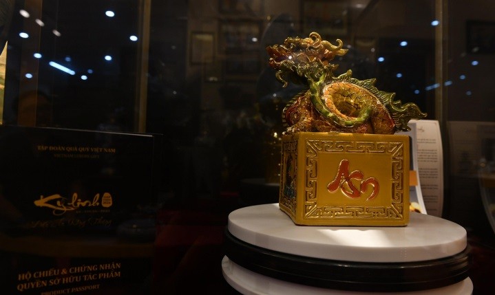 Một sản phẩm ấn Rồng hoàn thiện. Trên 3 mặt sản phẩm có 3 chữ An-Thuận-Phát, mặt còn lại được điêu khắc cảnh cá chép hóa rồng thể hiện sự lột xác, vượt trội, chuyển sang một giai đoạn mới. Một sản phẩm ấn Rồng hoàn thiện. Trên 3 mặt sản phẩm có 3 chữ An-Thuận-Phát, mặt còn lại được điêu khắc cảnh cá chép hóa rồng thể hiện sự lột xác, vượt trội, chuyển sang một giai đoạn mới.