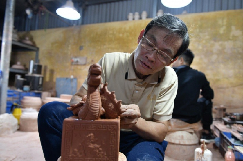 Sinh ra và lớn lên tại Bát Tràng, ông Phạm Việt Khoa đã có gần 40 năm gắn bó với nghề làm gốm sứ. Khu xưởng của ông Khoa hiện có 4 nhân công nhiều lúc phải làm tăng ca từ sáng tới đêm để đáp ứng đơn hàng. Sinh ra và lớn lên tại Bát Tràng, ông Phạm Việt Khoa đã có gần 40 năm gắn bó với nghề làm gốm sứ. Khu xưởng của ông Khoa hiện có 4 nhân công nhiều lúc phải làm tăng ca từ sáng tới đêm để đáp ứng đơn hàng.