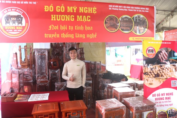 Gian trưng bày sản phẩm của làng nghề gỗ Hương Mạc (Tại Hội chợ Công thương và sản phẩm OCOP Bắc Ninh – 2023)  Gian trưng bày sản phẩm của làng nghề gỗ Hương Mạc (Tại Hội chợ Công thương và sản phẩm OCOP Bắc Ninh – 2023)