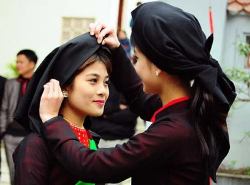 Cái khăn đội đầu như thể hoa sen... Cái khăn đội đầu như thể hoa sen...