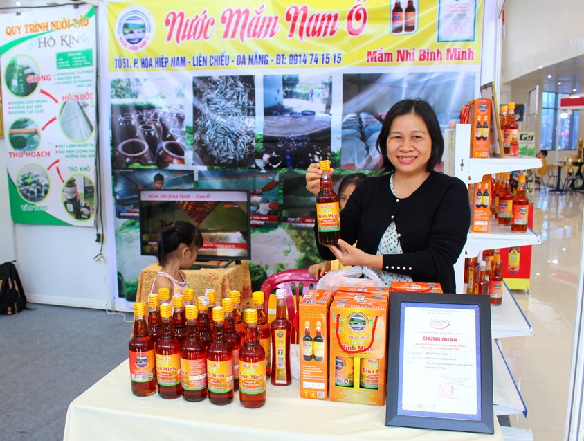 Nước mắm nhĩ Bình Minh của HTX Mắm Bình Minh (phường Hòa Hiệp Nam, quận Liên Chiểu) đạt OCOP 4 sao. Nước mắm nhĩ Bình Minh của HTX Mắm Bình Minh (phường Hòa Hiệp Nam, quận Liên Chiểu) đạt OCOP 4 sao.