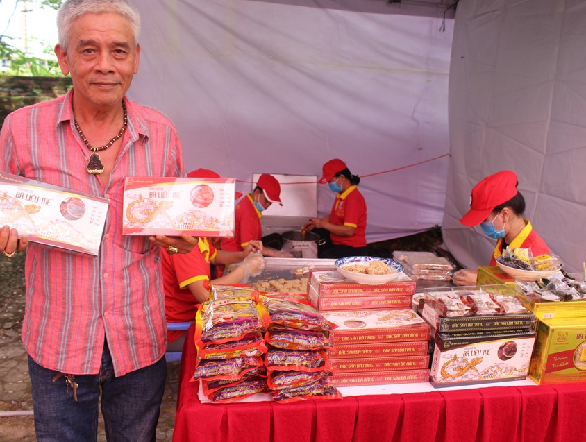 Anh Huỳnh Đức Khiển giới thiệu sản phẩm bánh khô mè Bà Liễu đạt OCOP 4 SAO. Anh Huỳnh Đức Khiển giới thiệu sản phẩm bánh khô mè Bà Liễu đạt OCOP 4 SAO.