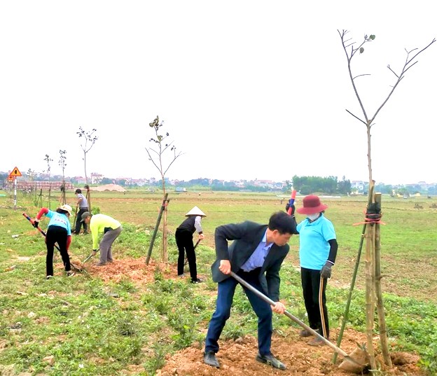 Lãnh đạo xã Tản Hồng và đại diện các ngành đoàn thể tham gia Tết trồng cây. Lãnh đạo xã Tản Hồng và đại diện các ngành đoàn thể tham gia Tết trồng cây.