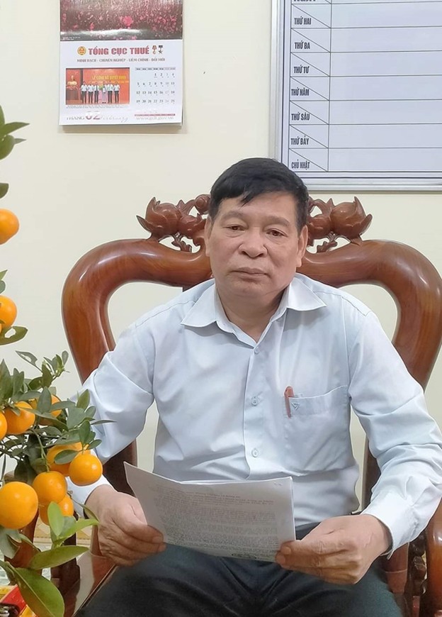 Ông Hoàng Minh Sơn, Phó Bí thư Đảng ủy, Chủ tịch UBND xã Tản Hồng. Ông Hoàng Minh Sơn, Phó Bí thư Đảng ủy, Chủ tịch UBND xã Tản Hồng.