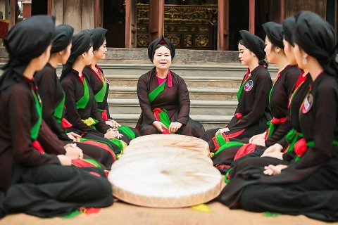 Cái khăn đội đầu như thể hoa sen...