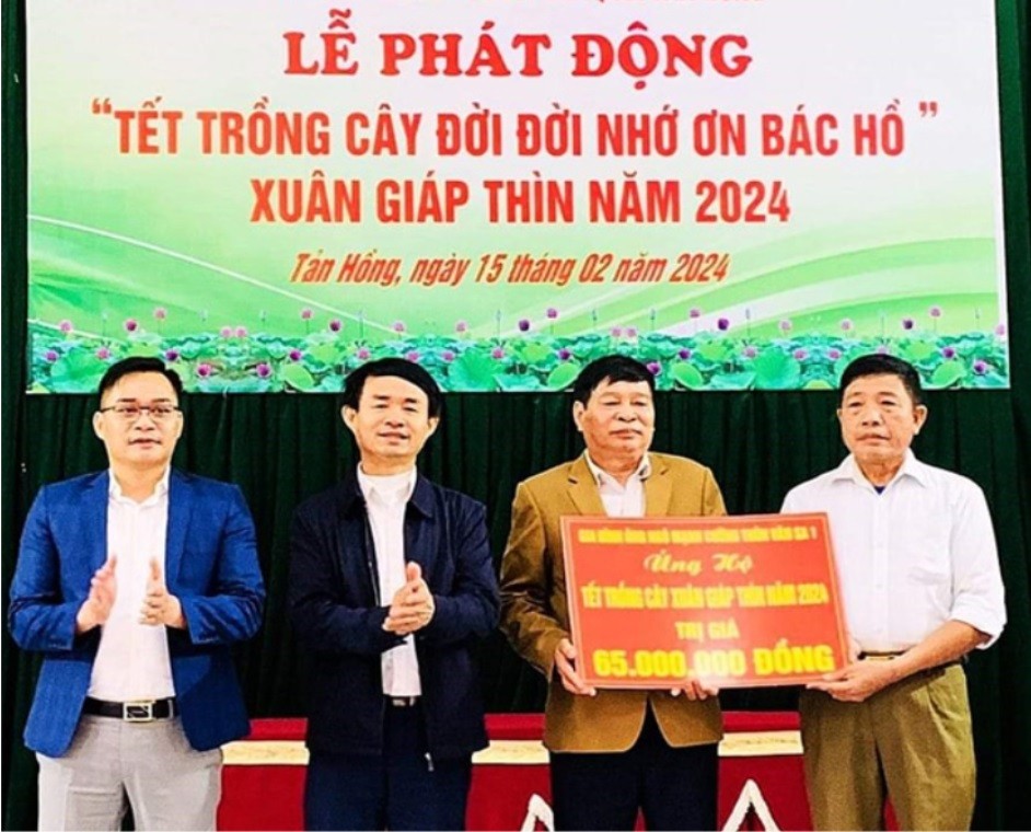 Lãnh đạo xã Tản Hồng tiếp nhận ủng hộ trị giá 65 triệu đồng của gia đình ông Ngô Mạnh Cường, thôn Vân Sa 1. Lãnh đạo xã Tản Hồng tiếp nhận ủng hộ trị giá 65 triệu đồng của gia đình ông Ngô Mạnh Cường, thôn Vân Sa 1.
