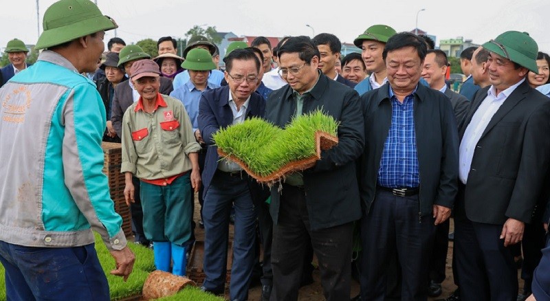 Thủ tướng Chính phủ Phạm Minh Chính thăm khu vực sản xuất mạ khay và cánh đồng gieo sạ bằng máy. 