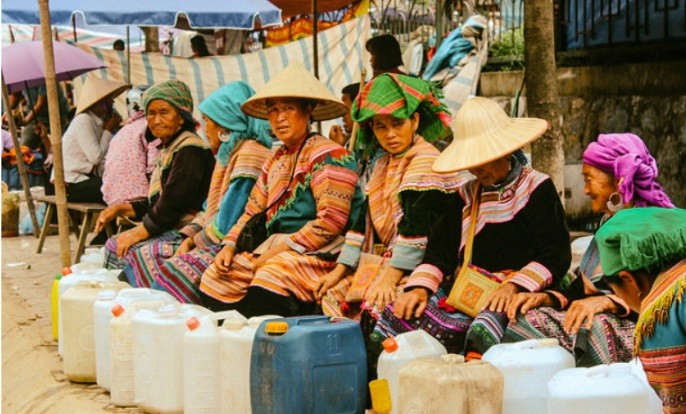 Rượu ngô đồng bào dân tộc được bày bán ở chợ Rượu ngô đồng bào dân tộc được bày bán ở chợ