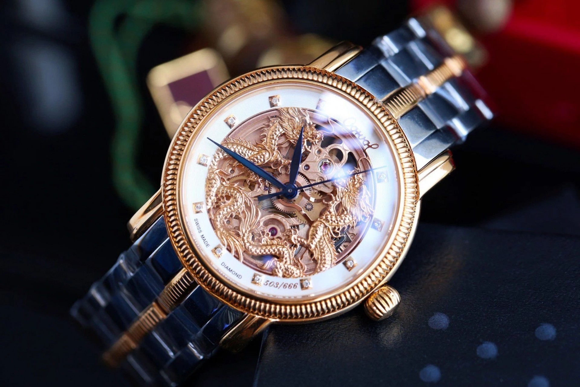 Hình ảnh “Song long chầu nguyệt” điêu khắc lên mặt đồng hồ như “thổi hồn” cho chiếc đồng hồ đầy tính độc đáo Hình ảnh “Song long chầu nguyệt” điêu khắc lên mặt đồng hồ như “thổi hồn” cho chiếc đồng hồ đầy tính độc đáo