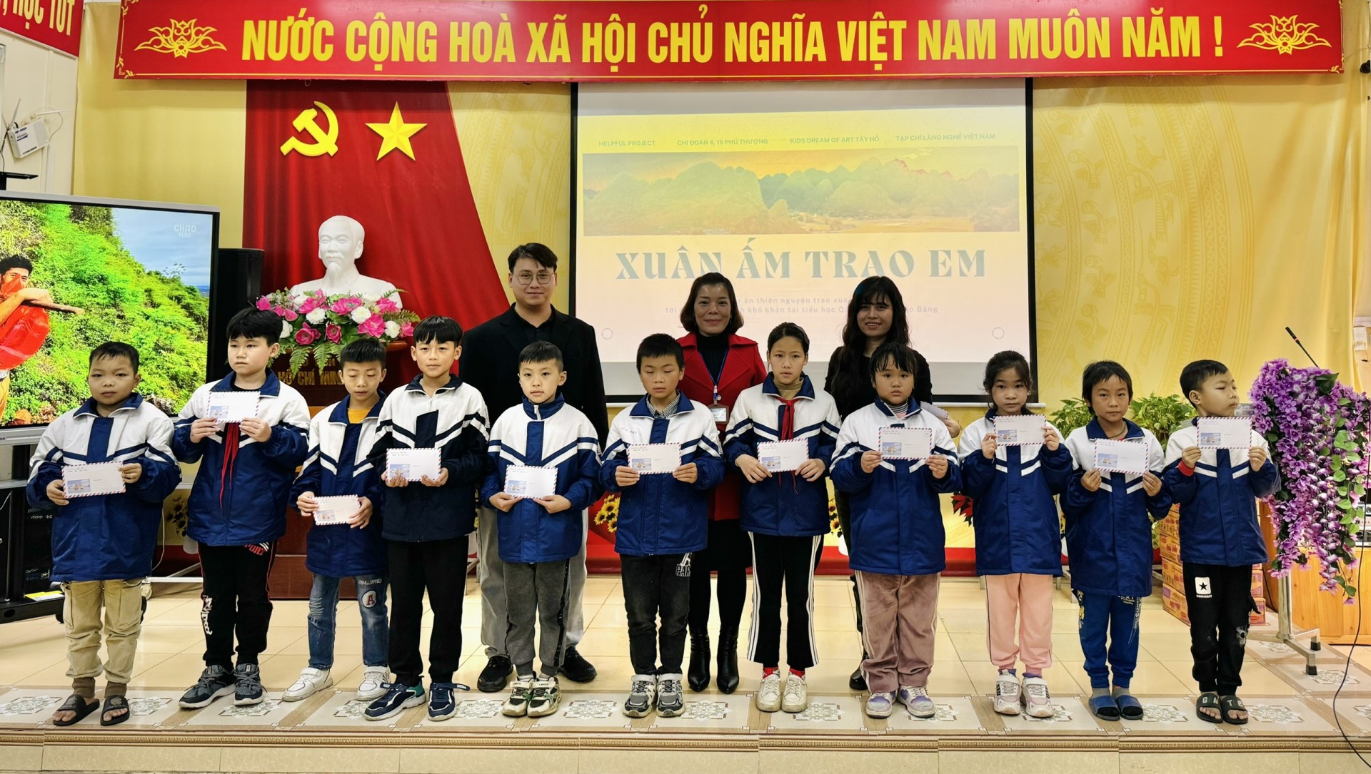 Chương trình thiện nguyện “Xuân Ấm Trao Em” Chương trình thiện nguyện “Xuân Ấm Trao Em”