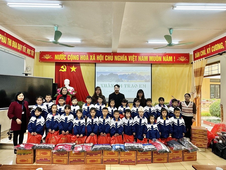 Chương trình thiện nguyện “Xuân Ấm Trao Em” Chương trình thiện nguyện “Xuân Ấm Trao Em”