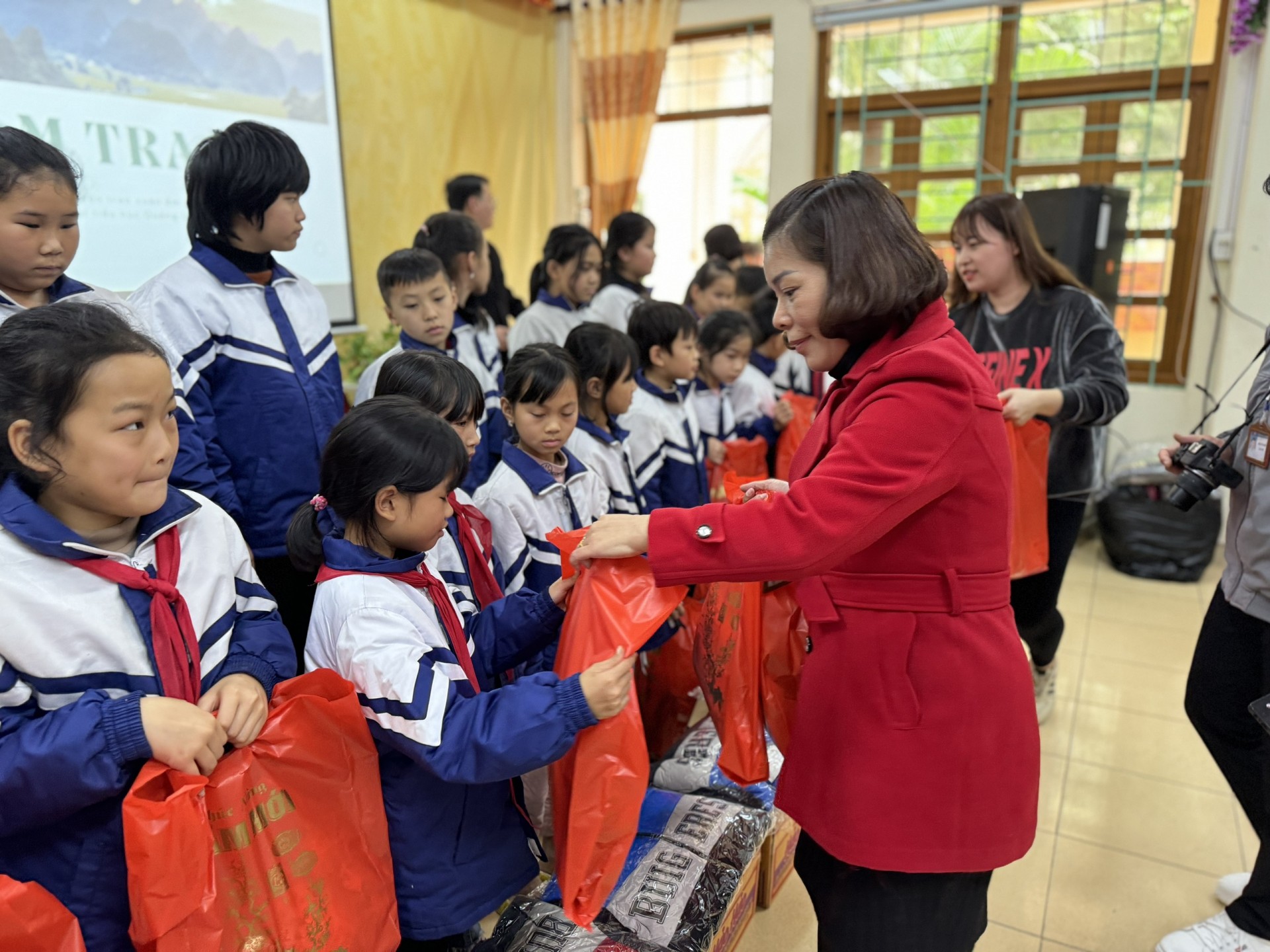 Chương trình thiện nguyện “Xuân Ấm Trao Em” Chương trình thiện nguyện “Xuân Ấm Trao Em”