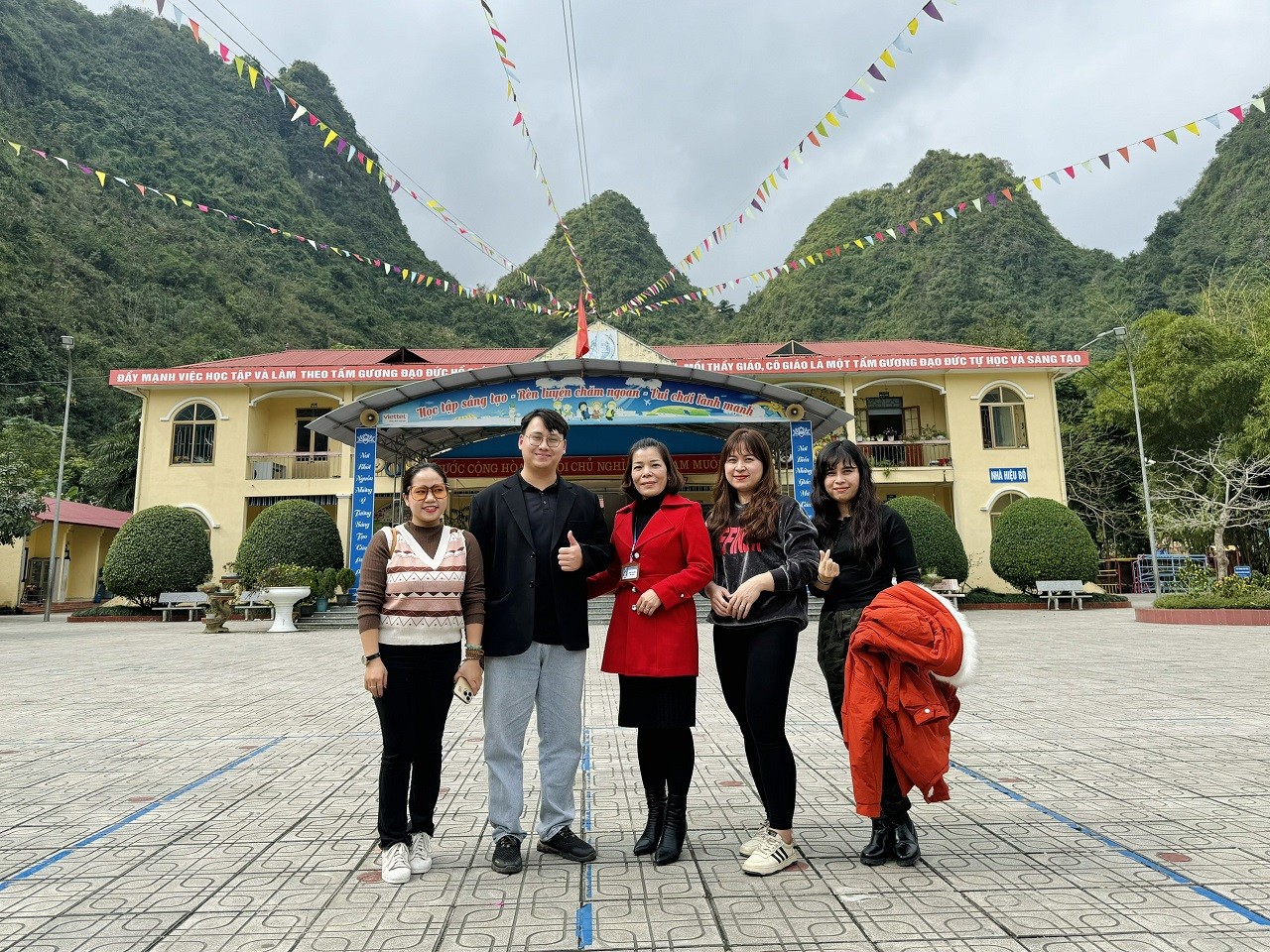 Chương trình thiện nguyện “Xuân Ấm Trao Em” Chương trình thiện nguyện “Xuân Ấm Trao Em”