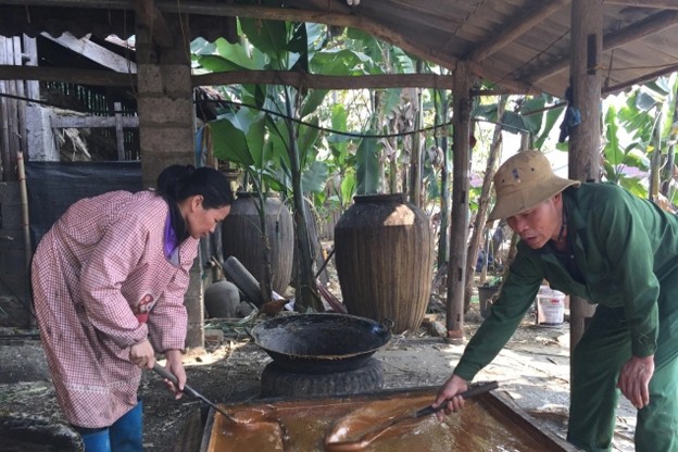 Quá trình nấu nước mía cần người quan sát và vớt bọt, lọc qua nhiều lần để loại bỏ cặn bẩn.