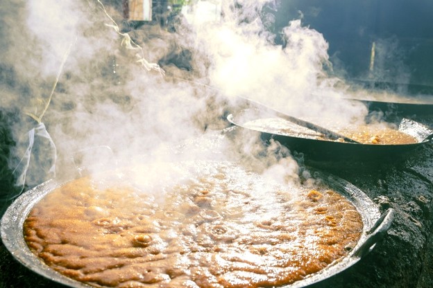 Lúc mới đun, người thợ phải thúc cho lửa lớn để nước mía sôi sùng sục. Khi nước bắt đầu sánh và đặc lại thì để lửa vừa, nếu bị quá lửa thì đường sẽ bị cháy khét và đắng