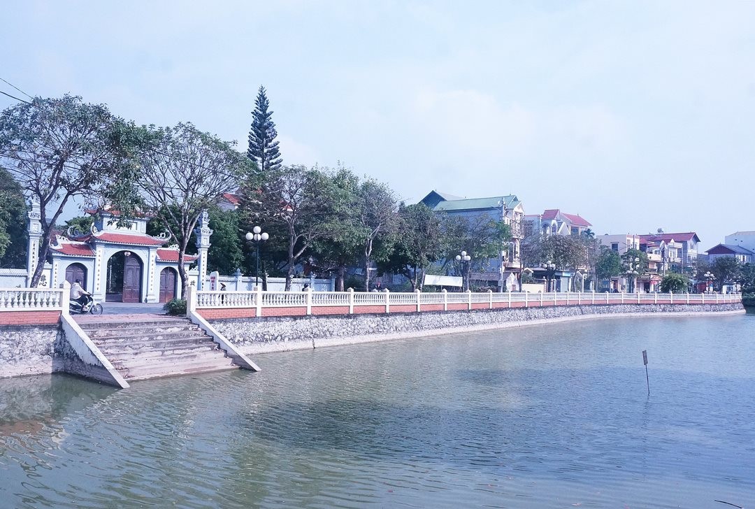 Ao thôn Hội Phụ, xã Đông Hội, huyện Đông Anh được kè khang trang, sạch sẽ.