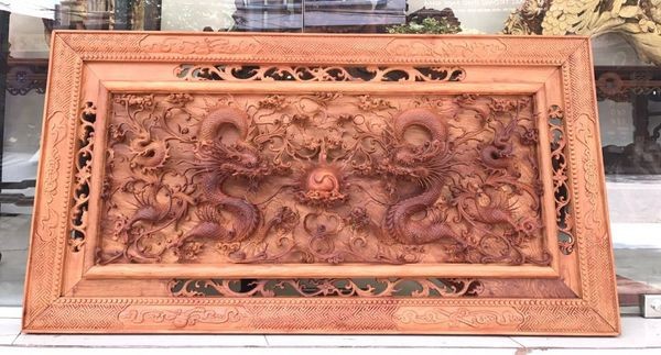 Tranh song long chầu nguyệt được điêu khắc bằng gỗ một cách tinh tế, đường nét khắc họa vẻ đẹp uy nghiêm Tranh song long chầu nguyệt được điêu khắc bằng gỗ một cách tinh tế, đường nét khắc họa vẻ đẹp uy nghiêm