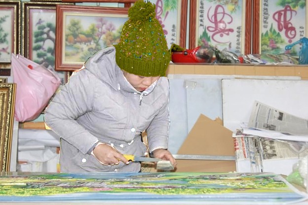 Những người thợ làm tranh có kinh nghiệm và kỹ thuật cao mới có thể tạo nên những bức tranh đẹp.