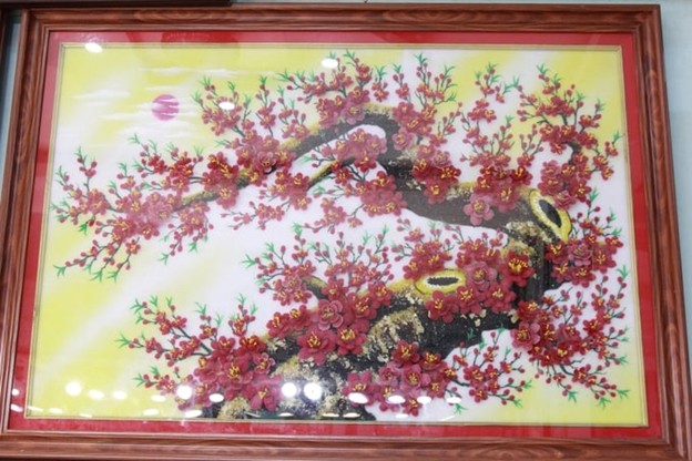 Những bức tranh hoa đào được chế tác công phu từ đá quý được khách hàng lựa chọn.