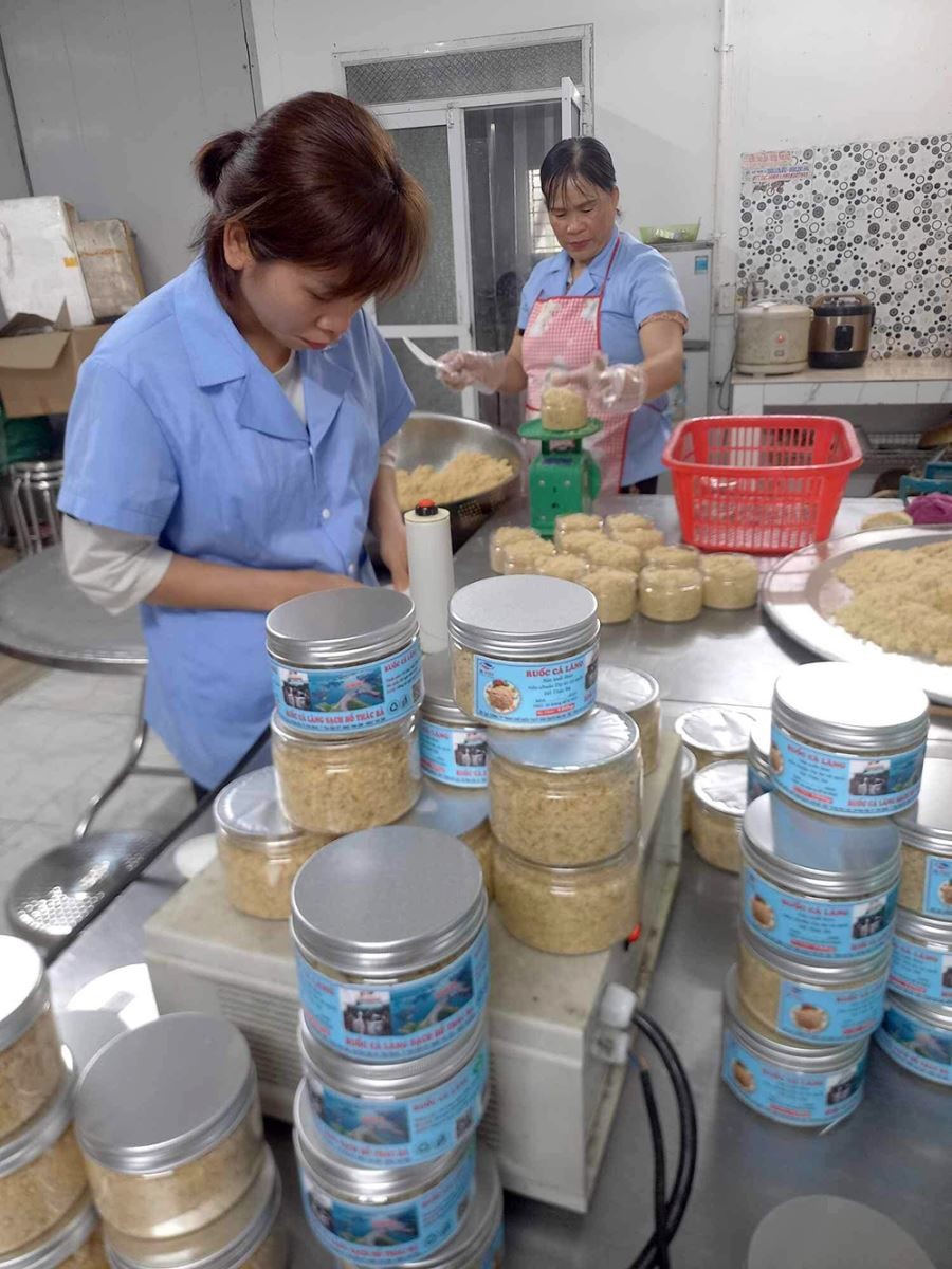 Nhân viên HTX Thủy sản Hoàng Kim, huyện Yên Bình đóng gói sản phẩm ruốc cá lăng và xúc xích cá lăng. Nhân viên HTX Thủy sản Hoàng Kim, huyện Yên Bình đóng gói sản phẩm ruốc cá lăng và xúc xích cá lăng.