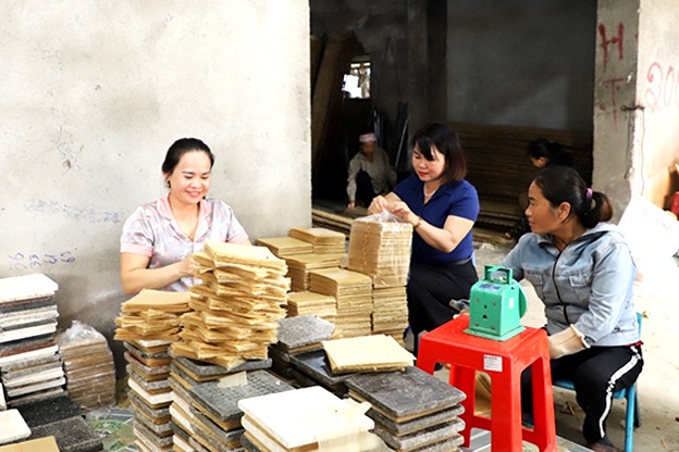 Cơ sở sản xuất bánh đa nem của chị Lê Thị Dung ở thôn Bình, xã Thạch Hưng sản xuất từ mùng 4 Tết đến nay Cơ sở sản xuất bánh đa nem của chị Lê Thị Dung ở thôn Bình, xã Thạch Hưng sản xuất từ mùng 4 Tết đến nay