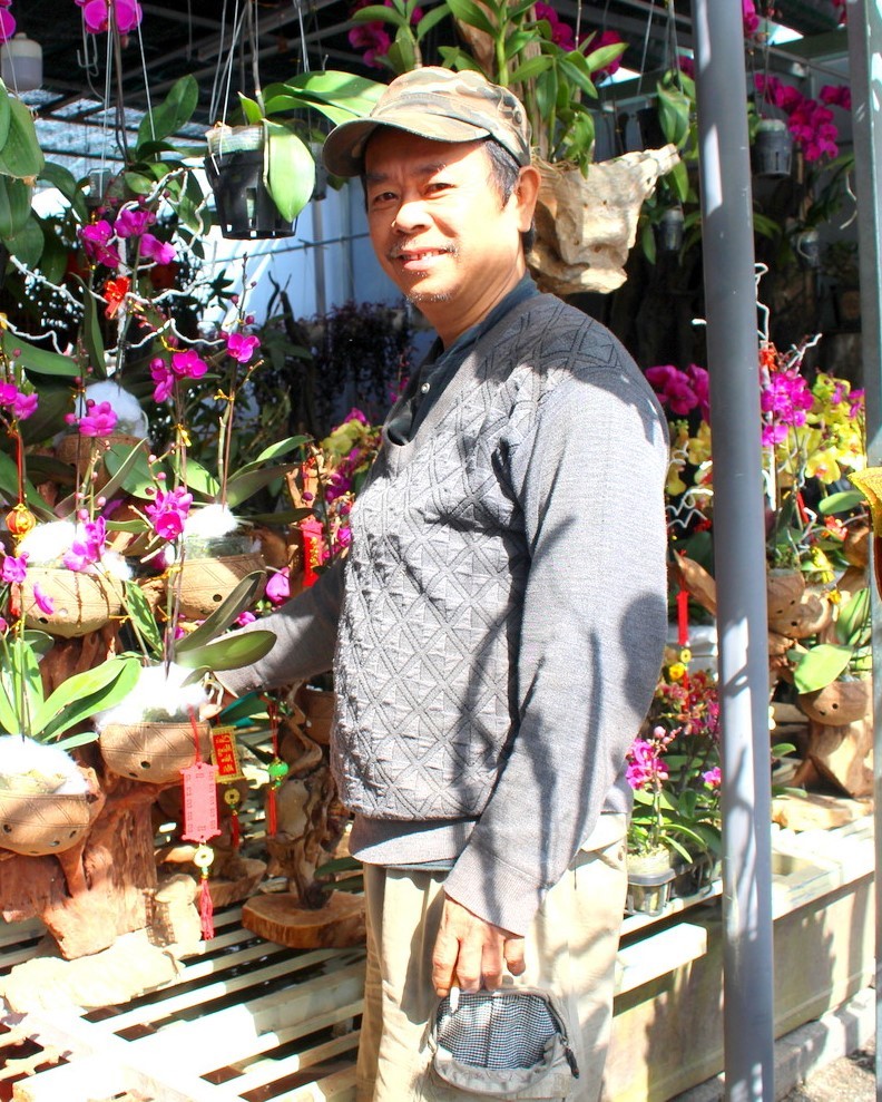 Anh Nguyễn Văn Tịnh  bên những tác phẩm “lan ghép gỗ lũa” do anh ghép.. Anh Nguyễn Văn Tịnh  bên những tác phẩm “lan ghép gỗ lũa” do anh ghép..