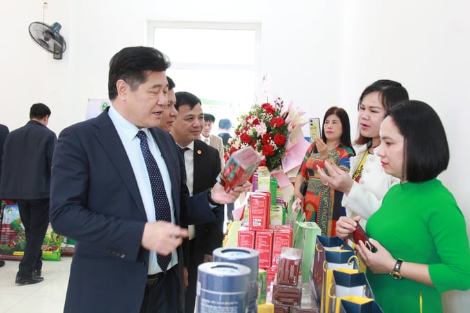 Ông Lê Quốc Thanh - Giám đốc Trung tâm Khuyến nông Quốc gia tham quan khu trưng bày các sản phẩm tiêu biểu của tỉnh Yên Bái. Ảnh: Thanh Tiến.