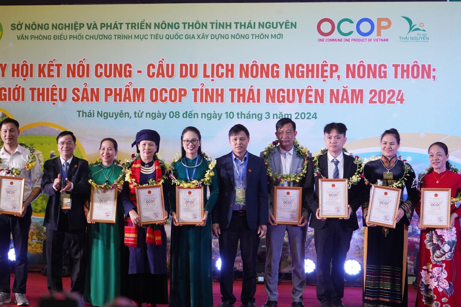 Ban tổ chức chương trình trao giấy chứng nhận sản phẩm OCOP cho các đơn vị.