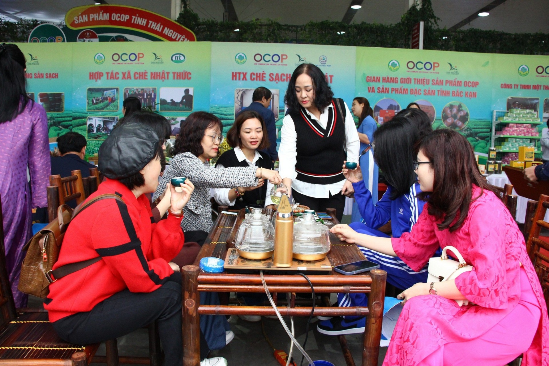 Các bàn trà được bố trí ngay trước gian trưng bày sản phẩm của mỗi địa phương để đại biểu và du khách thưởng trà. 