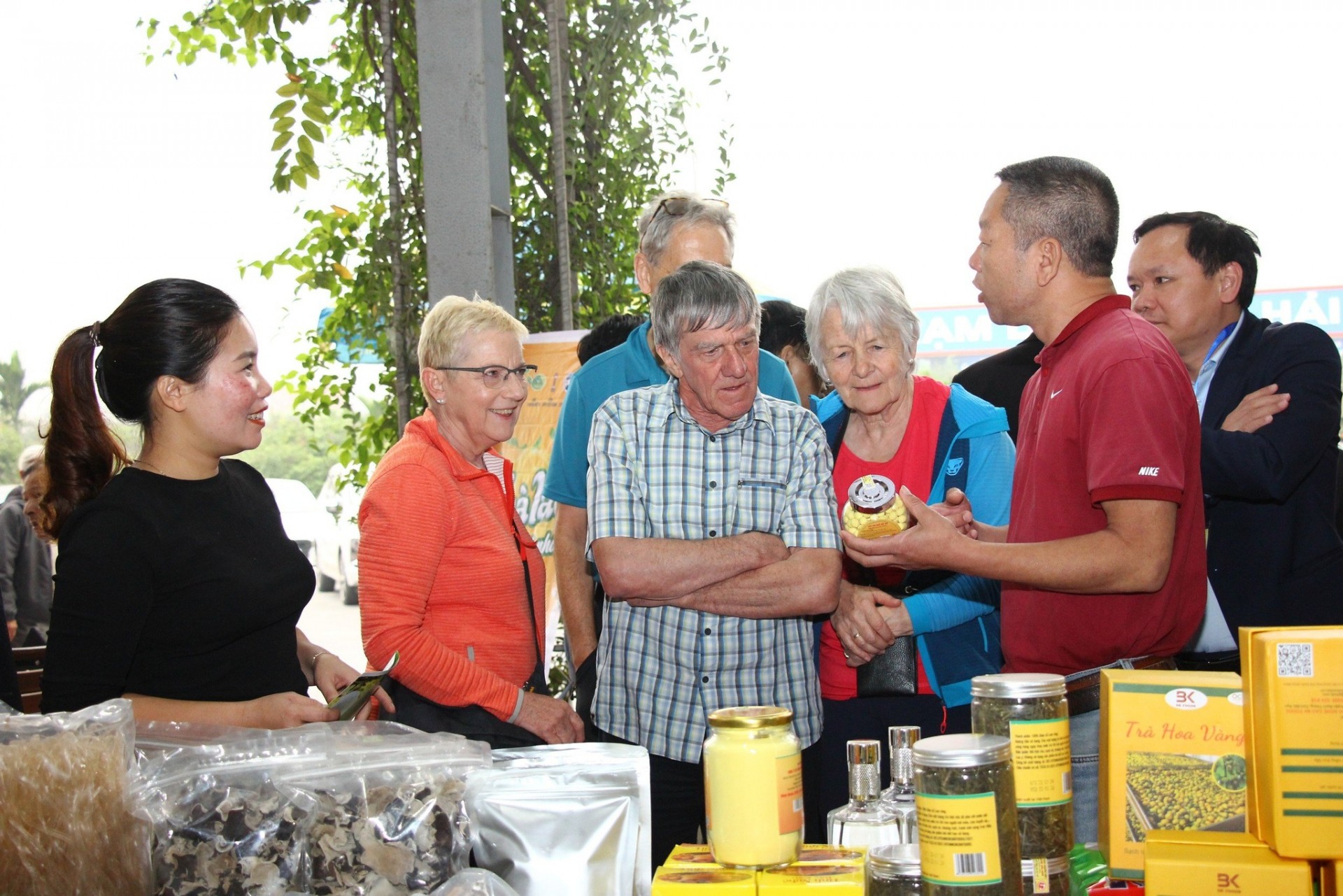 ùng với du khách địa phương và trong nước, Ngày hội còn thu hút cả khách quốc tế đến tìm hiểu về các sản phẩm nông nghiệp và việc kết nối cung - cầu du lịch nông nghiệp nông thôn .