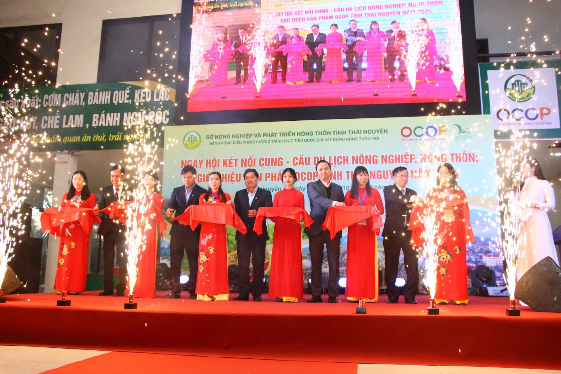 Các đại biểu đã cắt băng khai mạc ngày hội kết nối cung cầu.