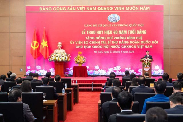 Chủ tịch Quốc hội Vương Đình Huệ nhận Huy hiệu 40 năm tuổi Đảng Chủ tịch Quốc hội Vương Đình Huệ nhận Huy hiệu 40 năm tuổi Đảng