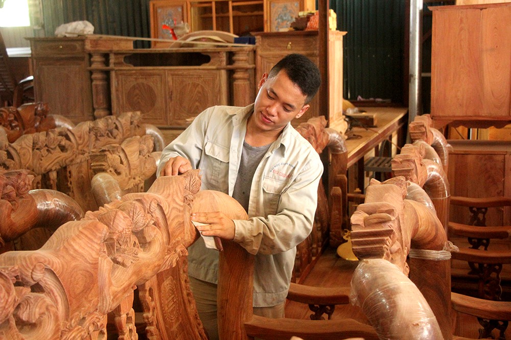 Làng nghề mộc Việt Tiến, xã Tứ Xã, huyện Lâm Thao kết hợp giữa máy móc và thủ công trong chế tác, đảm bảo thẩm mỹ cho sản phẩm. Làng nghề mộc Việt Tiến, xã Tứ Xã, huyện Lâm Thao kết hợp giữa máy móc và thủ công trong chế tác, đảm bảo thẩm mỹ cho sản phẩm.