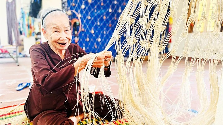 Nghề đan võng ngô đồng ở Cù Lao Chàm, xã Tân Hiệp, thành phố Hội An, tỉnh Quảng Nam. Nghề đan võng ngô đồng ở Cù Lao Chàm, xã Tân Hiệp, thành phố Hội An, tỉnh Quảng Nam.