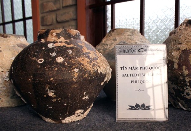 Tĩn nước mắm Phú Quốc xưa được sưu tập và trưng bày tại Bảo tàng Cội Nguồn ở TP Phú Quốc
