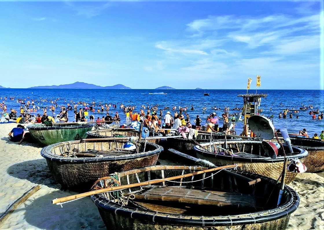 Bãi biển An Bàng với cát trắng, làn nước xanh mát, những chiếc thuyền thúng của ngư dân Bãi biển An Bàng với cát trắng, làn nước xanh mát, những chiếc thuyền thúng của ngư dân