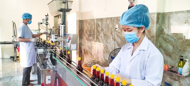 Tuy sản xuất theo phương thức thủ công truyền thống nhưng các công đoạn đóng chai, thành phẩm nước mắm Phú Quốc ngày càng tiếp cận công nghệ hiện đại