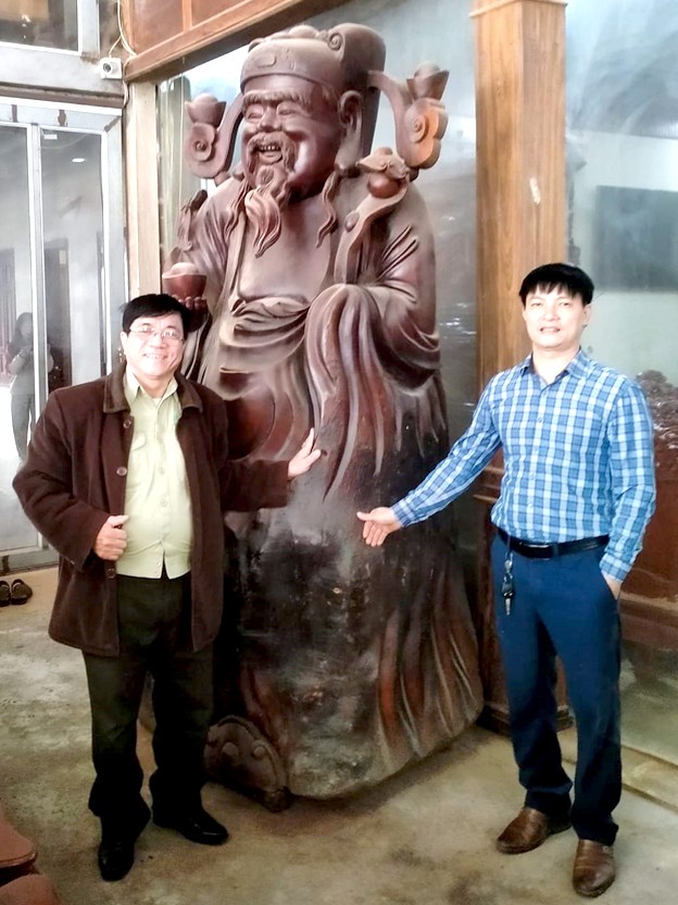 Chủ tịch HĐQT-HTX Luận Hiền( bên phải) và phóng viên Trường Sơn. Chủ tịch HĐQT-HTX Luận Hiền( bên phải) và phóng viên Trường Sơn.