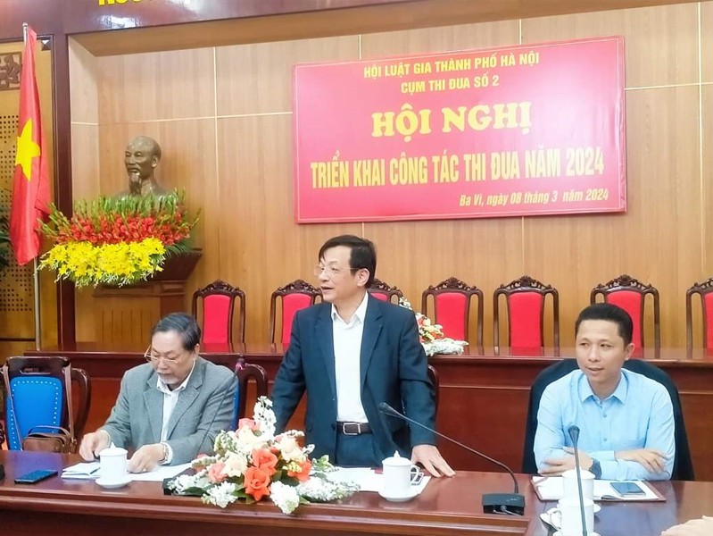 Từ trái qua phải, Luật sư Nguyễn Hồng Tuyến, Chủ tịch HLG-TP Hà Nội và Cụm Trưởng, Cụm Phó Cụm thi đua số 02 Chủ toạ Hội nghị. Từ trái qua phải, Luật sư Nguyễn Hồng Tuyến, Chủ tịch HLG-TP Hà Nội và Cụm Trưởng, Cụm Phó Cụm thi đua số 02 Chủ toạ Hội nghị.