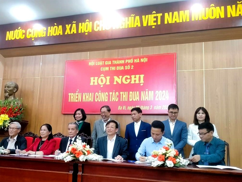 Chủ tịch Hội Luật gia các huyện thị xã trong Cụm thi đua số 02 ký giao ước thi đua Chủ tịch Hội Luật gia các huyện thị xã trong Cụm thi đua số 02 ký giao ước thi đua