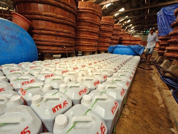 Nước mắm Phú Quốc luôn tuân thủ quy tắc sản xuất thủ công truyền thống hơn trăm năm nay với thành phần chỉ có cá cơm và muối biển ủ chượp trong thùng gỗ