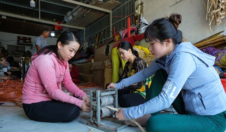 Nhân công xử lý dây chuối trước khi đan sản phẩm. Nhân công xử lý dây chuối trước khi đan sản phẩm.