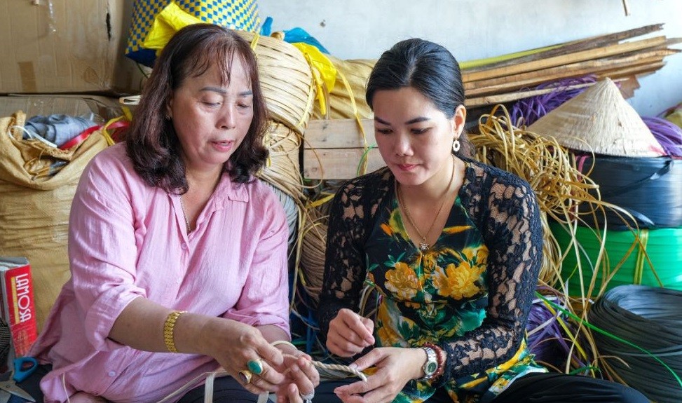 Chị Nguyễn Thị Phượng (bên trái) hướng dẫn học viên cách đan giỏ. Chị Nguyễn Thị Phượng (bên trái) hướng dẫn học viên cách đan giỏ.