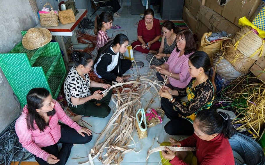 Cơ sở đan giỏ Mỹ Phượng đào tạo nghề, giải quyết việc làm cho hàng chục phụ nữ nông thôn. Cơ sở đan giỏ Mỹ Phượng đào tạo nghề, giải quyết việc làm cho hàng chục phụ nữ nông thôn.