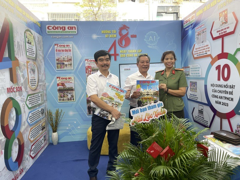 Nhà báo Đào Quang Trình – Trưởng VPĐD tại TP. HCM – Tạp chí Làng Nghề Việt Nam đến tham quan, giao lưu các gian hàng tại Hội Báo toàn quốc 2024 Nhà báo Đào Quang Trình – Trưởng VPĐD tại TP. HCM – Tạp chí Làng Nghề Việt Nam đến tham quan, giao lưu các gian hàng tại Hội Báo toàn quốc 2024